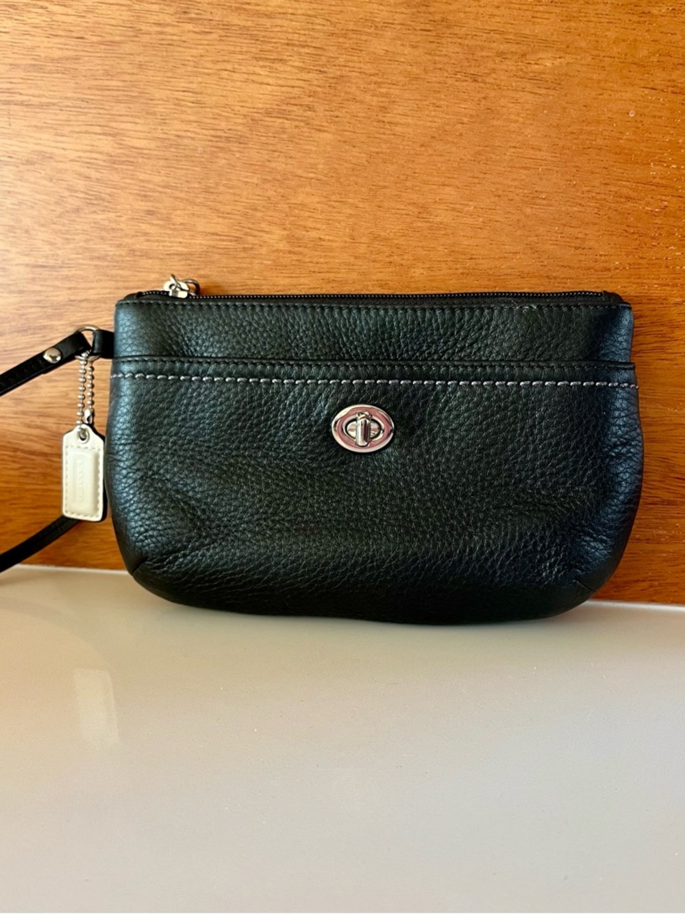Vintage Coach Park collection pebbled black leather turnlock wristlet with strap